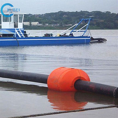 La boue / le sable / le liquide plastique dans les tuyaux de dragage flottent avec de la mousse
