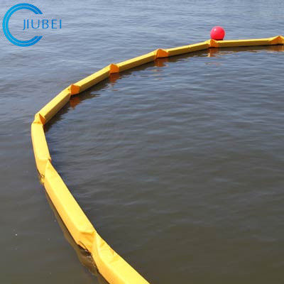 La rivière Marine Net Log Floating Pollution grondent rempli de mousse