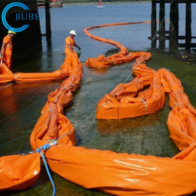 La rivière Marine Net Log Floating Pollution grondent rempli de mousse