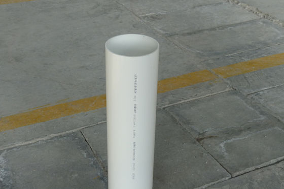 Pipe d'eau en PVC résistant aux UV avec type de connexion filetée produite par méthode d'extrusion