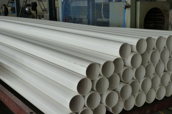 Pipe d'eau en PVC résistant aux UV avec type de connexion filetée produite par méthode d'extrusion