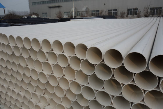 Pipe d'eau en PVC résistant aux UV avec type de connexion filetée produite par méthode d'extrusion