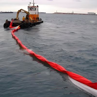Protéger les voies d'eau avec un rideau de boue flottante lors de la gestion des étangs/lacs et de l'intervention en cas de déversement d'urgence